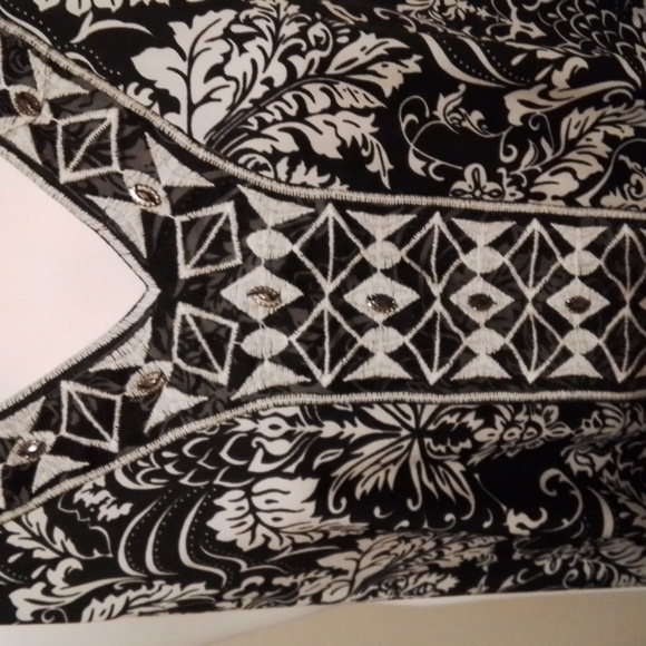 Roz & Ali NWOT cream and black top, size 1X - Picture 3 of 9